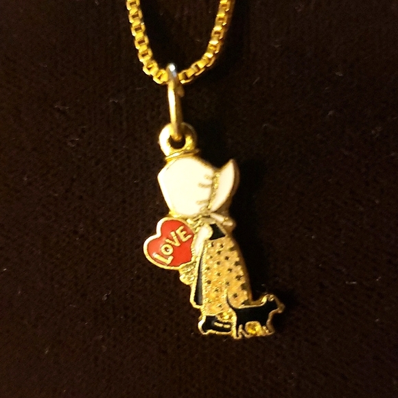Vintage Holly Hobbie Enameled True Love Puppy Charm, Goldtone - Picture 3 of 6